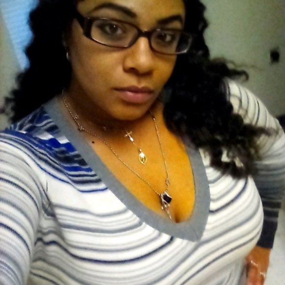 Meet your Posher, Dorreen! Make Me An Offer!* - Picture 3 of 3